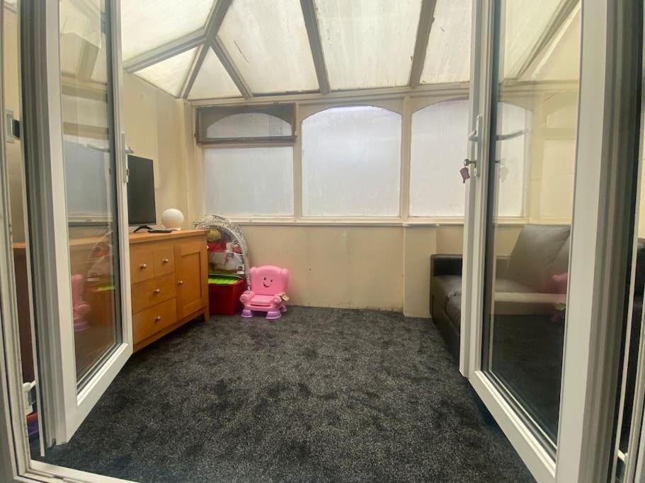 Luxurious Detached Bungalow Batley Exterior photo
