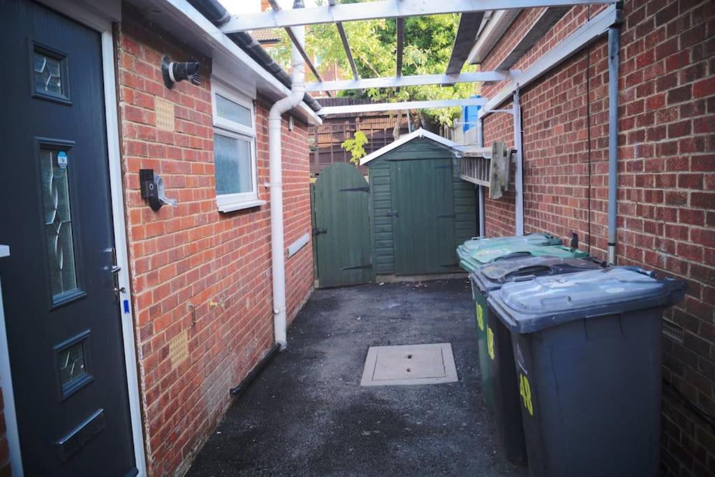 Luxurious Detached Bungalow Batley Exterior photo