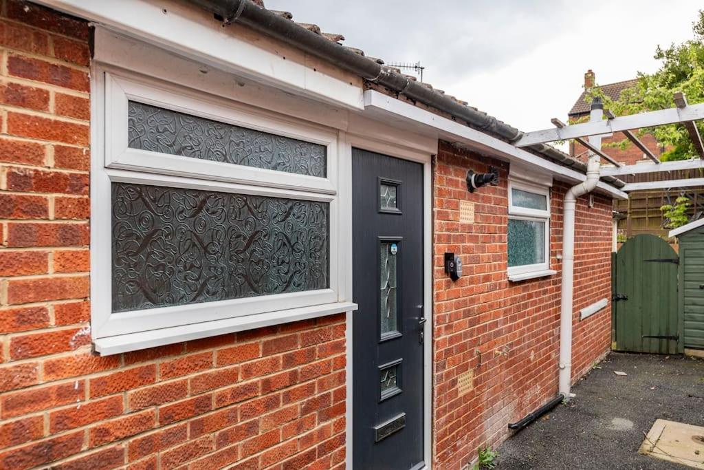 Luxurious Detached Bungalow Batley Exterior photo